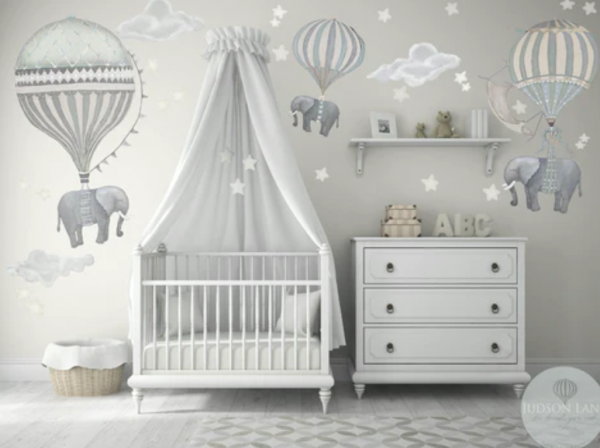 Tema Gajah Kecil yang Menggemaskan